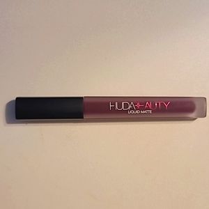 HUDA Beauty Liquid Matte Lipstick in Material Girl
